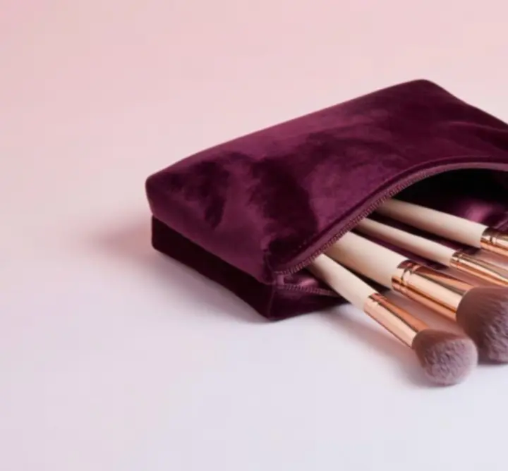 Legnépszerűbb kiegészítők válogatása: hajcsatok, ecsetek és tárolók esztétikus elrendezésben