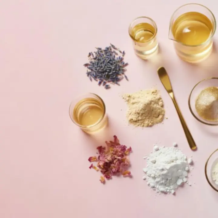 Esztétikus, lapos elrendezésű összetevő-kompozíció finom rózsás tónusokban