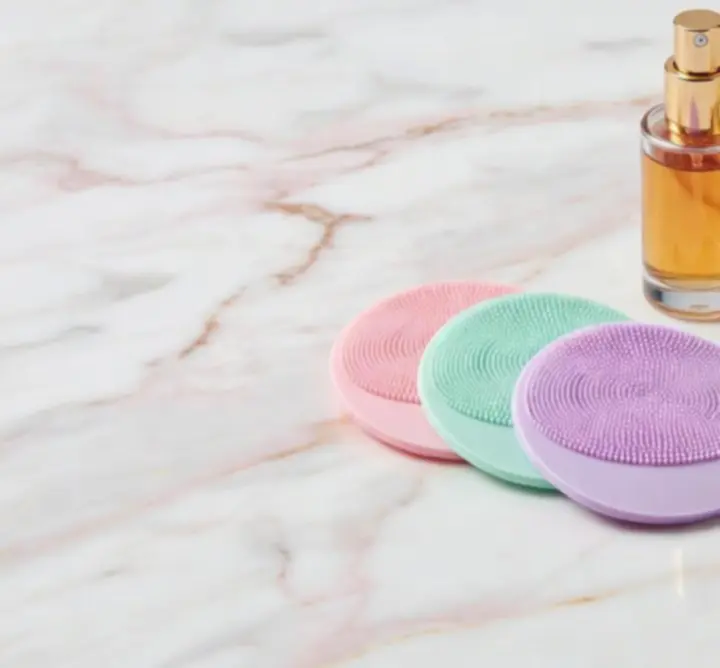 Újdonságként érkező szépségápolási kiegészítők modern, rendezett környezetben